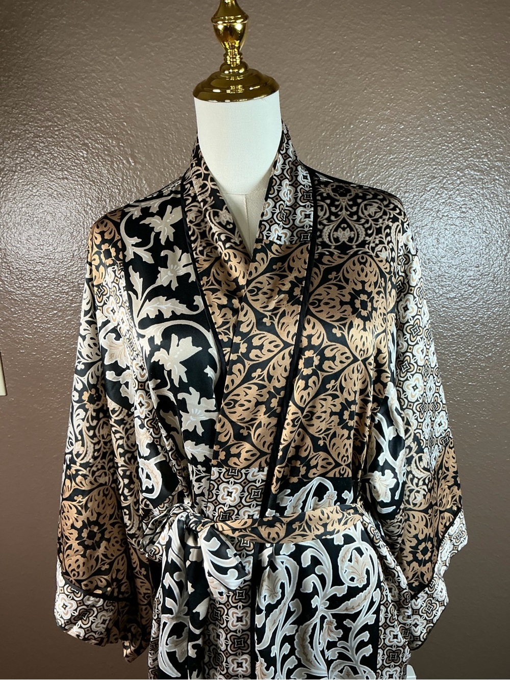 Natori Women’s Small Silky Satin Kimono Robe Paisley Floral Black Gold Belted - Picture 10 of 14